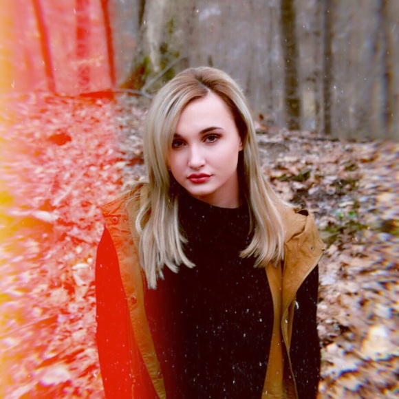 Meet your Posher, Carly - Picture 1 of 1